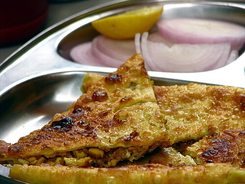 Paratha farci façon bengali servi dans un restaurant à Mumbai, en Inde