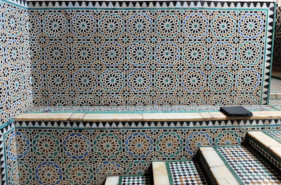 Médersa Bou Inania, Fès, Maroc, datant d'environ 1350, ornée de motifs géométriques en zelliges.