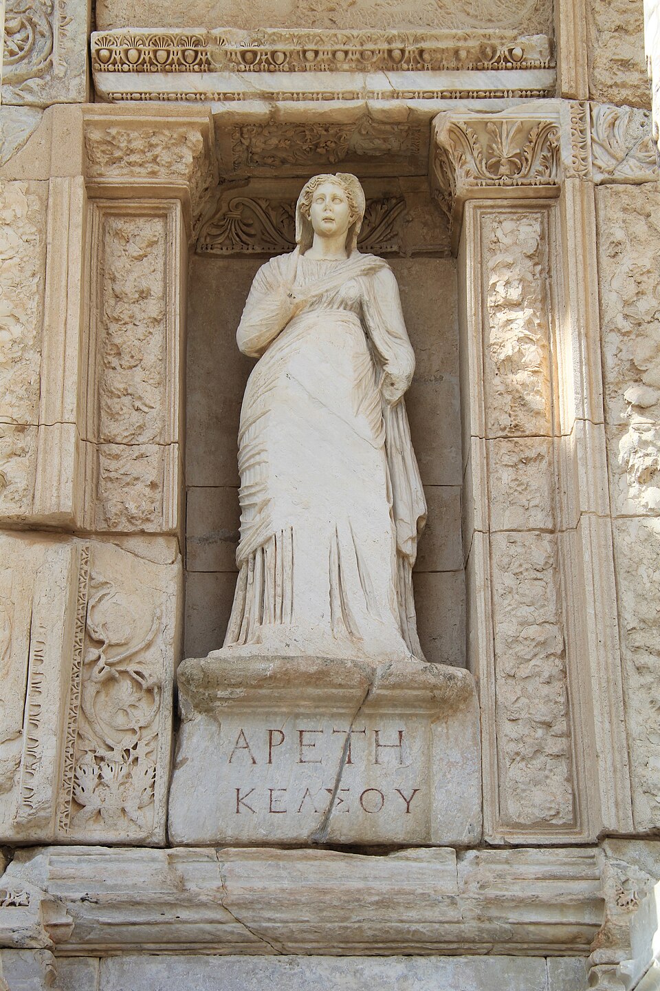 Statue d'Arété, personnification grecque de la vertu, dans la bibliothèque de Celse