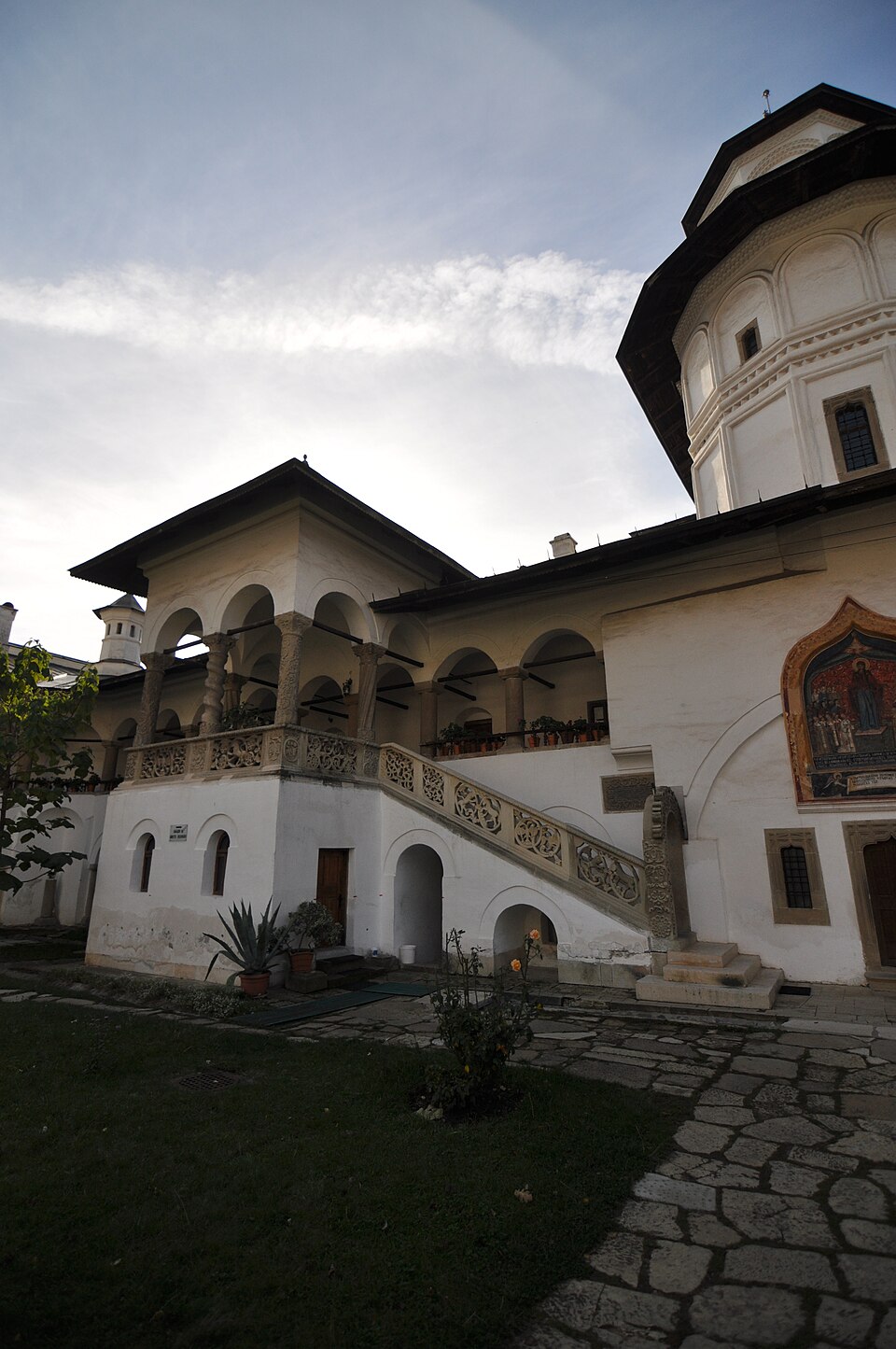 Monastère de Horezu, Horezu, Roumanie, avec une colonne salomonique, architecte inconnu, XVIIe-XVIIIe siècles