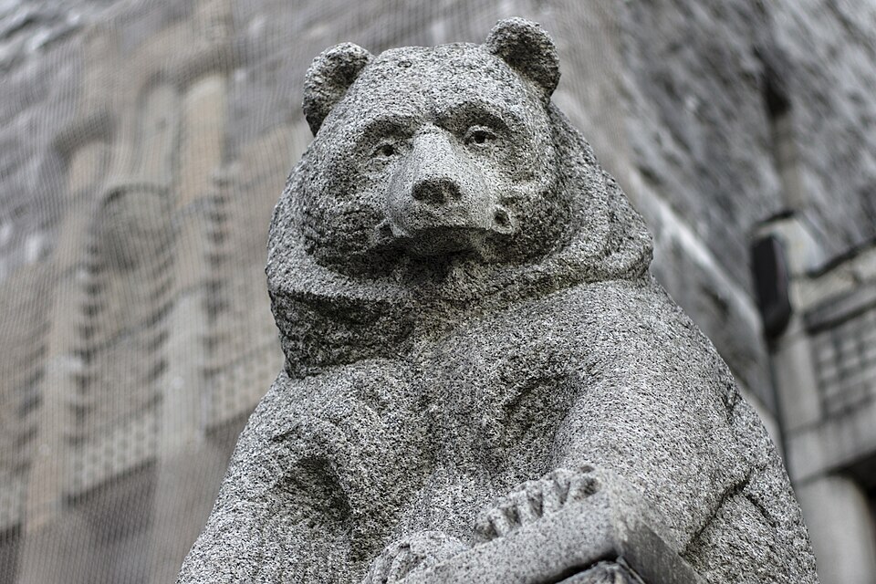 Bear statue at the National Museum of Finland in Helsinki by Emil Wikström (1905–1910)