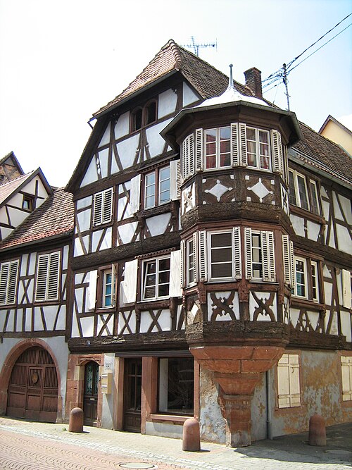 Oriel massif à colombages sur une maison d'avant 1581, Bouxwiller, Bas-Rhin, Alsace, France