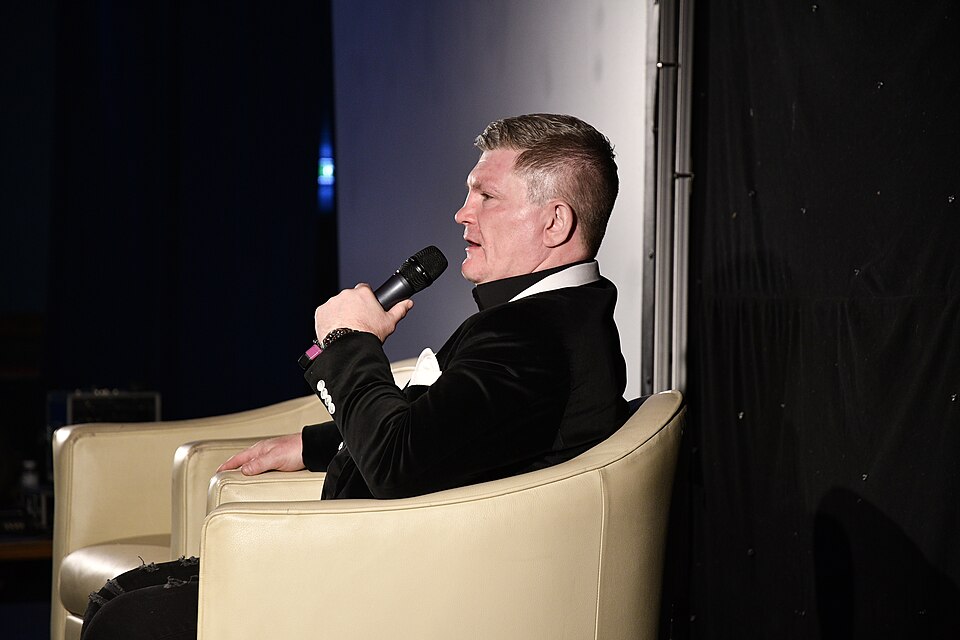 Ricky Hatton parle dans un microphone