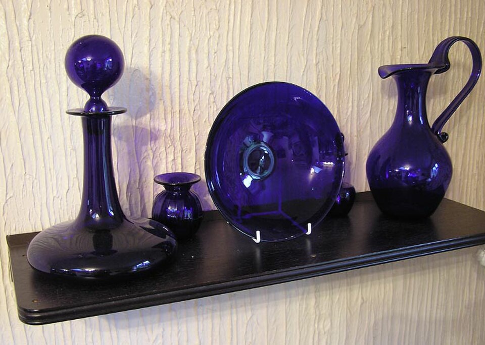 Plusieurs exemples de verre bleu profond