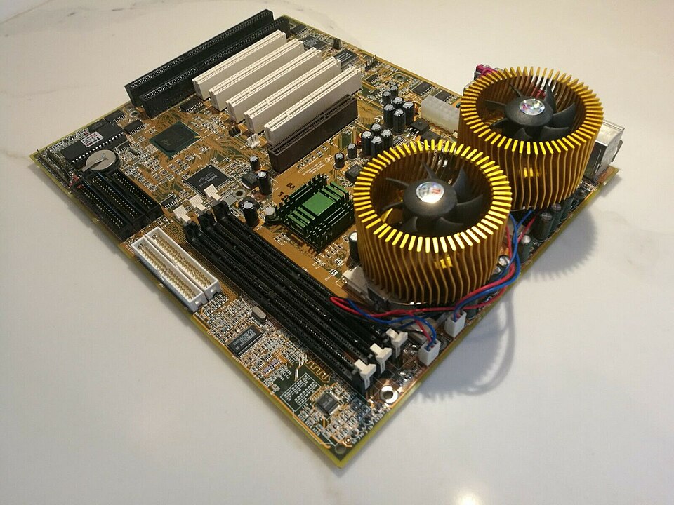 une carte mère d'ordinateur avec dissipateurs thermiques Zalman intégrés