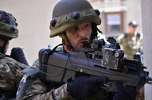 Des soldats slovènes assurent la sécurité avec un F2000 S lors d'un exercice de nettoyage de pièce lors de l'exercice Combined Resolve II au Joint Multinational Readiness Center à Hohenfels, en Allemagne, le 22 mai 2014.