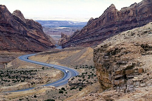 L'I-70 traverse Spotted Wolf Canyon à l'extrémité est du San Rafael Swell.