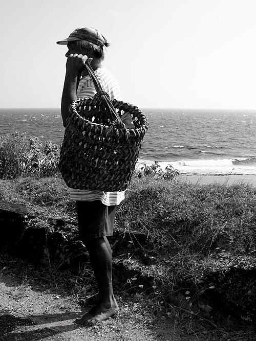 Un Ivatan tenant l'un des nombreux types de paniers traditionnels Ivatan