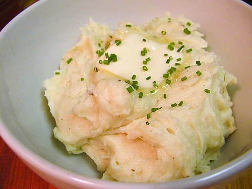 Vue rapprochée de la purée de pommes de terre au beurre et à la ciboulette