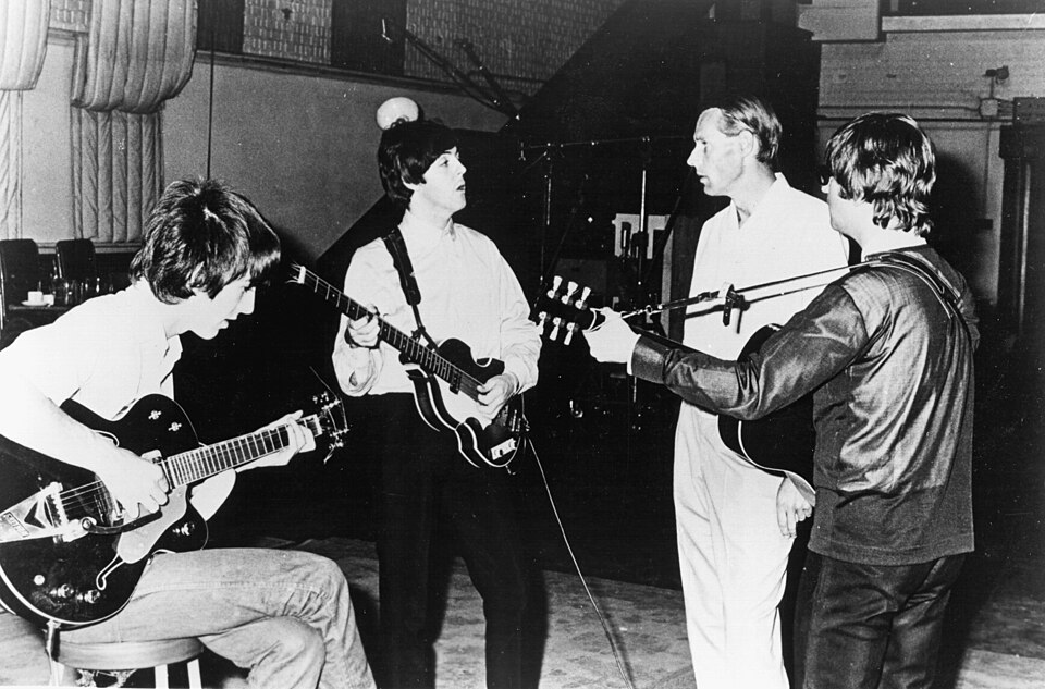 Les Beatles avec George Martin en studio au milieu des années 1960