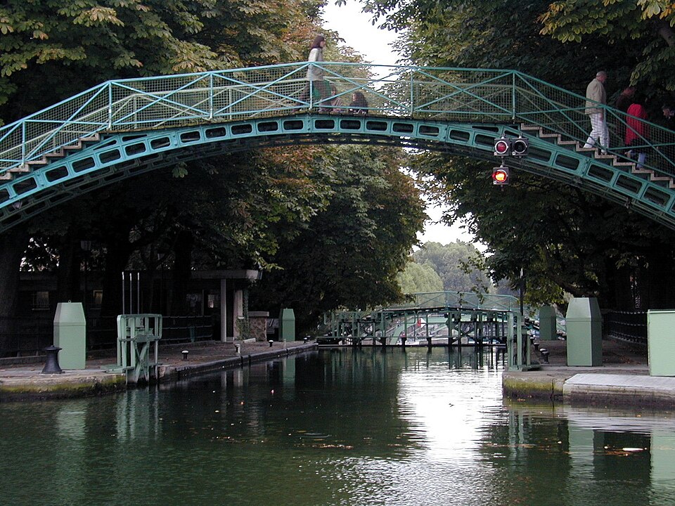 Un pont en fer typique enjambant le canal