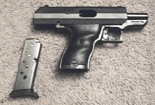 Pistolet Hi-Point C380 avec la glissière verrouillée vers l'arrière