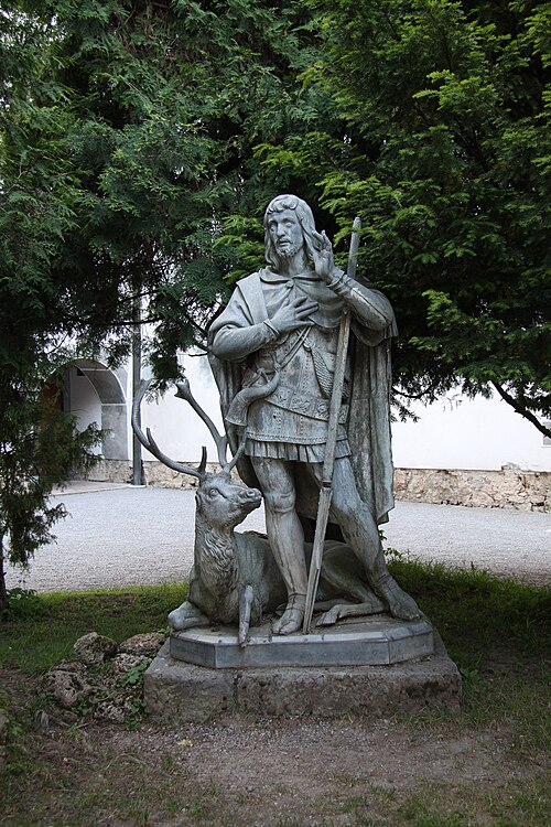Une statue en zinc de Saint Hubert et d'un cerf à l'extérieur du château de Bistra en Slovénie