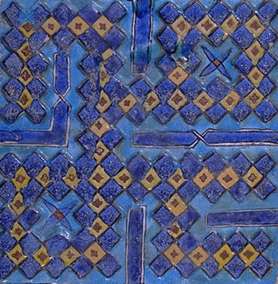Carreau provenant d'un mausolée du XIVe siècle en Ouzbékistan, portant l'inscription du nom de Mahomet (محمد) en écriture coufique carrée ; faisant partie d'un ensemble servant à encadrer une porte.