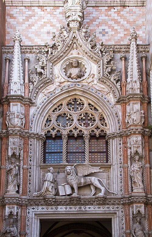 Arc en accolade au-dessus de l'entrée principale du Palais des Doges à Venise. Les supports verticaux séparent les segments d'un arc en accolade.