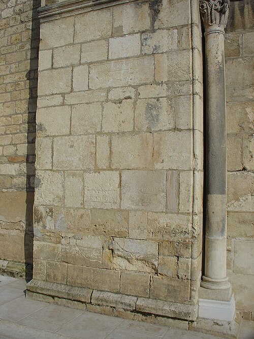 Indicateurs du niveau des crues historiques de la Saône sur l'église Notre-Dame de Belleville