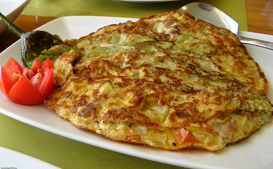 Le rellenong talong philippin est une omelette d'aubergine farcie de viande hachée et de légumes.
