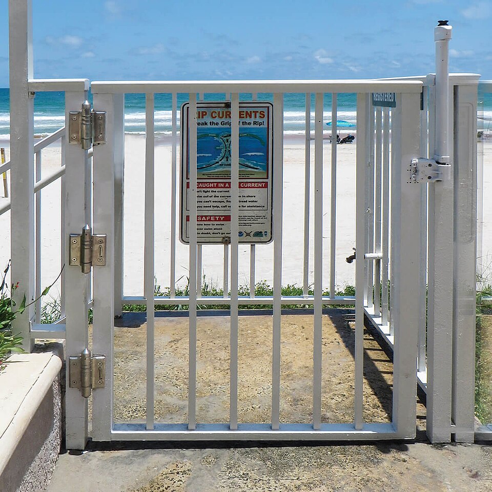 Portillon de plage avec dispositif de verrouillage automatique et mécanisme de déclenchement de plus de 54 po.