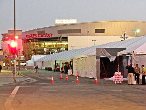 Le tapis rouge sous la tente menant à l'arène pour la 54e cérémonie des Grammy Awards