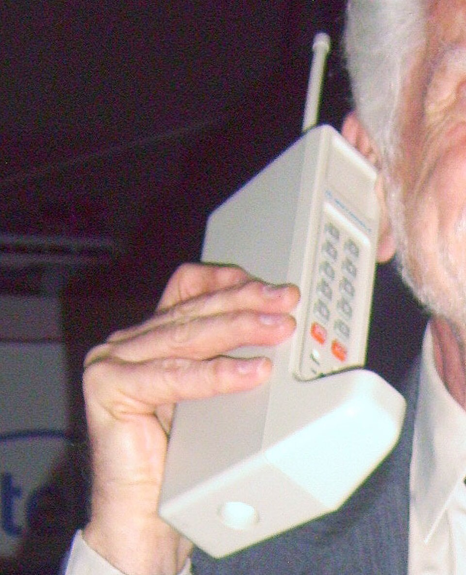 En 1984, le Motorola DynaTAC 8000X devient le premier modèle de téléphone mobile disponible dans le commerce