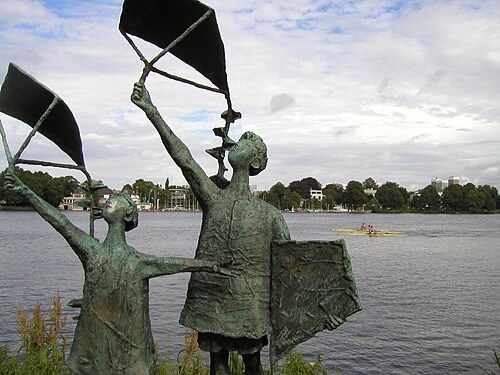 Trois cerfs-volants dans une sculpture d'art
