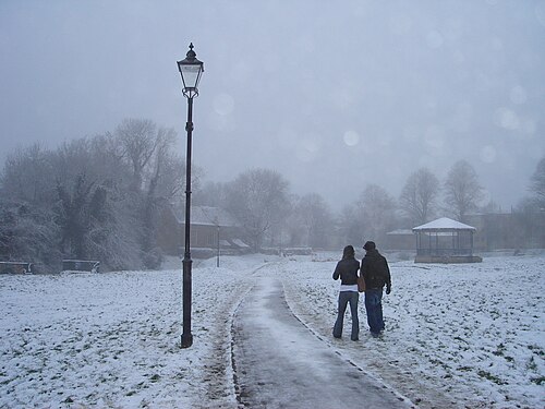Parc Cutts Close - vue vers le sud-ouest en direction du bâtiment d'origine de l'école Oakham, avec le kiosque à musique à droite