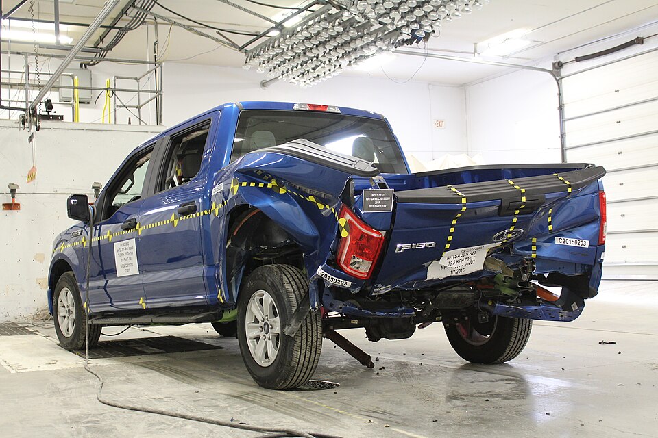 Impact décalé arrière d'un Ford F-150 2015