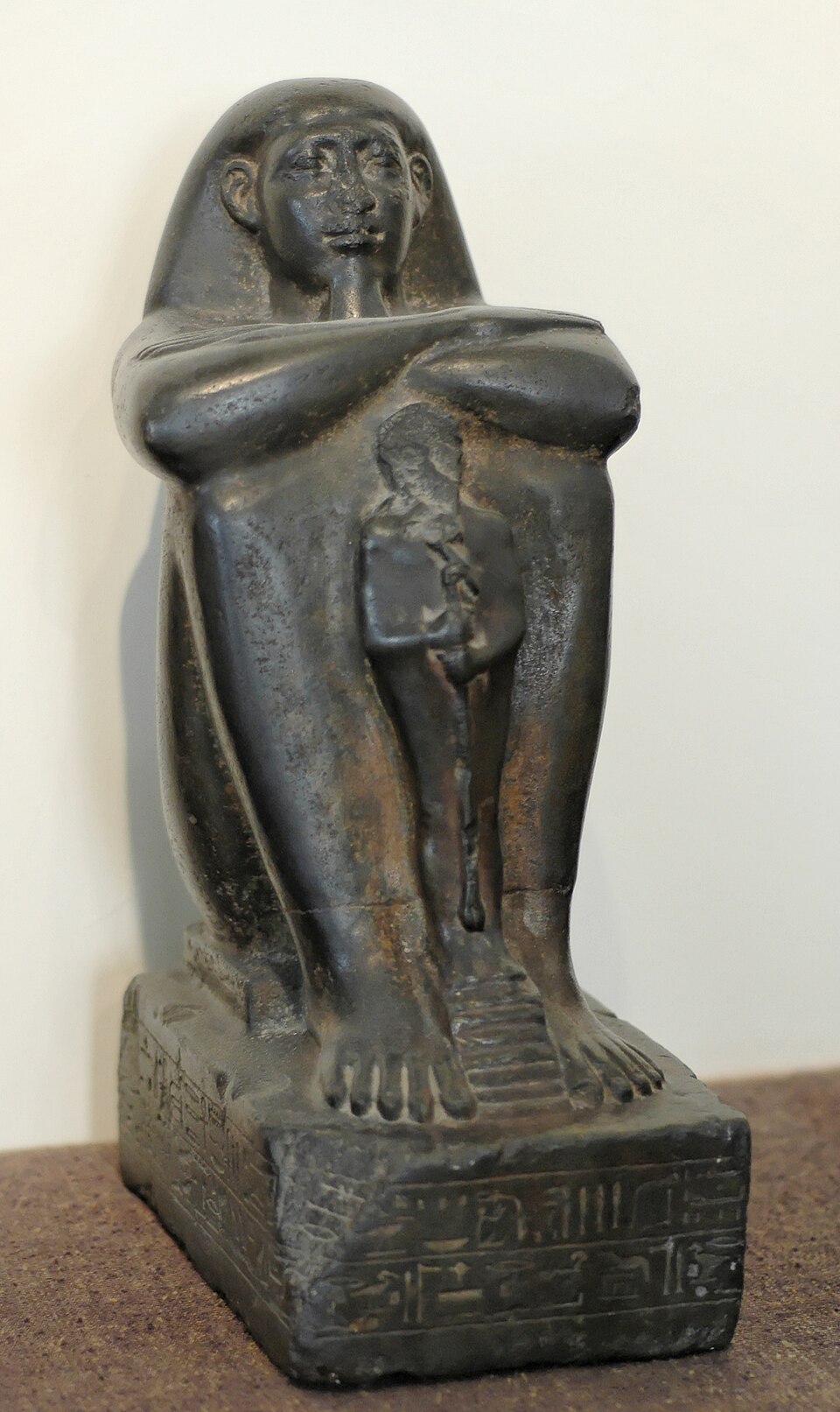 Statue en bloc de Pa-Ankh-Ra, capitaine de navire, portant une statue de Ptah. Basse Époque, vers 650-633 av. J.-C., Cabinet des Médailles