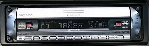 Affichage à quatorze segments sur un écran LCD d'autoradio de seconde monte