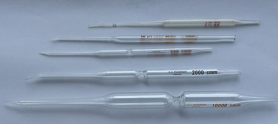 Pipettes Carlsberg, micropipettes en verre nommées d'après leur lieu d'invention et de première utilisation, Laboratoire Carlsberg, Département de physiologie, Copenhague, Danemark. Utilisées avec un embout buccal pour les travaux de laboratoire biochimiques et physiologiques de précision. De haut en bas : pipettes à double constriction pour 1 et 10 microlitres ; pipettes à simple constriction pour 200 ; 2 000 ; et 10 000 microlitres