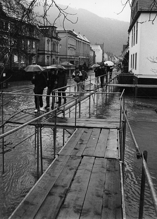 Caillebotis sur la Ravenéstraße pendant les inondations