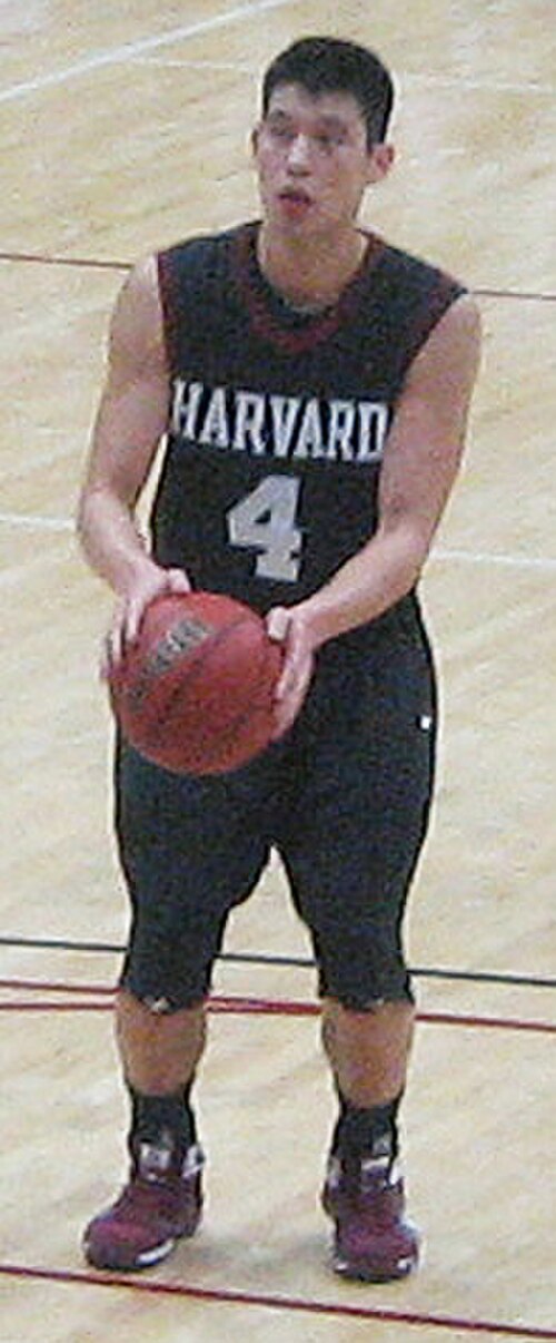 Lin porte un maillot de basket-ball de Harvard de couleur rouge