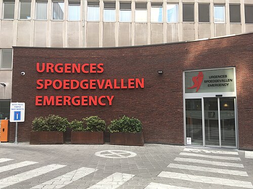Signalisation trilingue en français, néerlandais et anglais dans un service d'urgences à Bruxelles, en Belgique