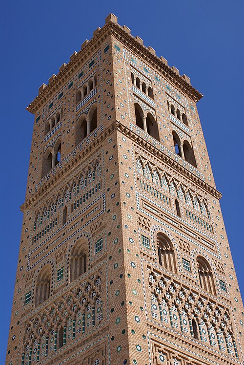 Clocher d'église mudéjar en briques à Teruel, Espagne (XIVe siècle)