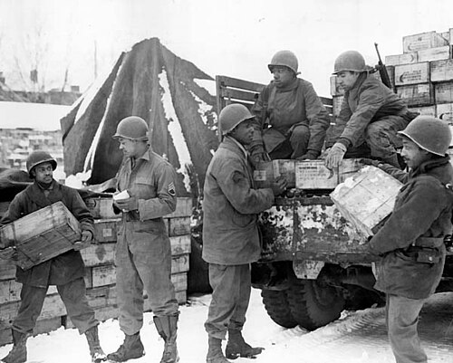 Soldats de la 4185th Quartermaster Service Company chargeant un camion Red Ball Express, Liège, Belgique, 1944