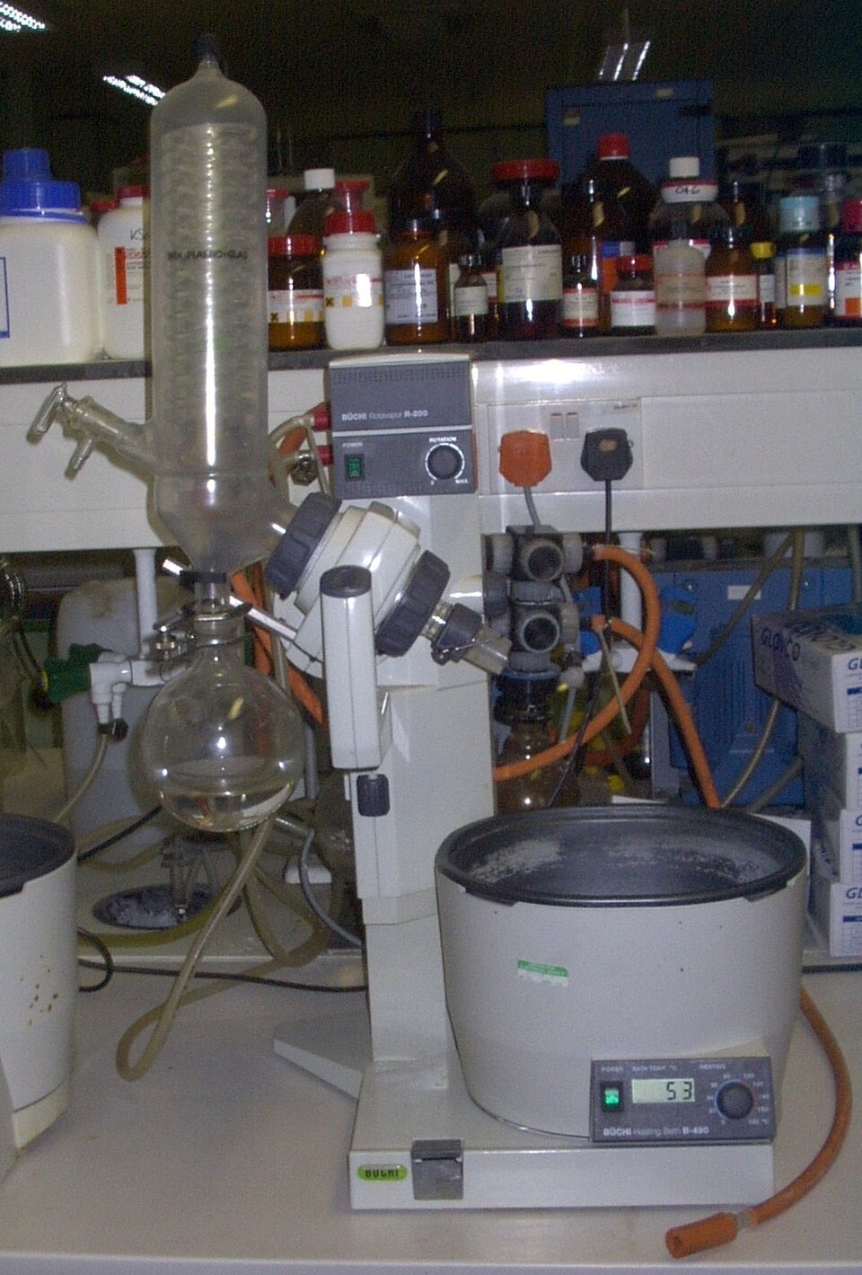 Un évaporateur rotatif est capable de distiller les solvants plus rapidement à des températures plus basses grâce à l'utilisation du vide.