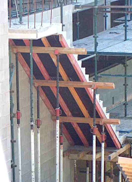 Coffrage de soffite pour une volée d'escalier en béton