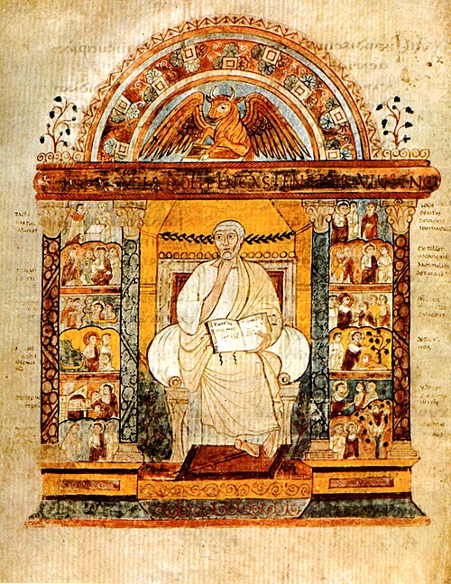 Illustration d'un manuscrit enluminé représentant un personnage central assis tenant un livre ouvert. Il est flanqué de deux colonnades, qui sont remplies de petites scènes. Au-dessus du personnage central se trouve une arche qui surmonte un taureau ailé.