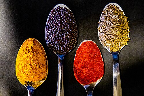 Poudre de chili, graines de moutarde, poudre de curcuma, graines de cumin