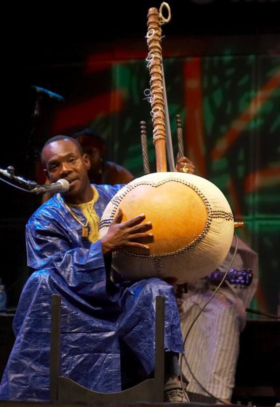 Le joueur de kora malien Toumani Diabaté avec son instrument (2007)