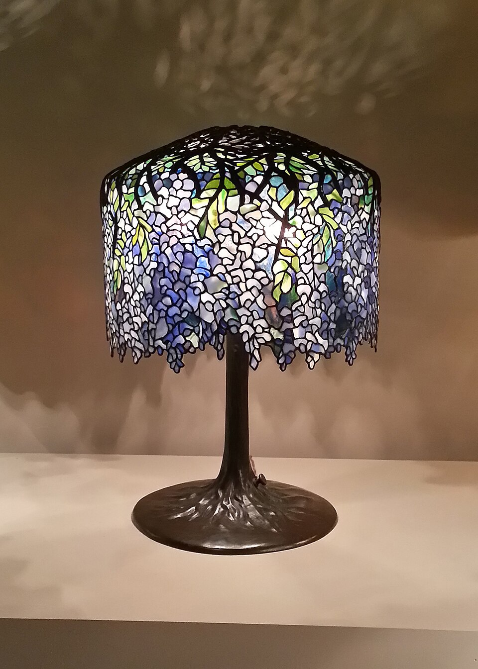 Floral patterns – Lamp with Wisteria design, by Louis Comfort Tiffany (1899–1900), Virginia Museum of Fine Arts, Richmond, US