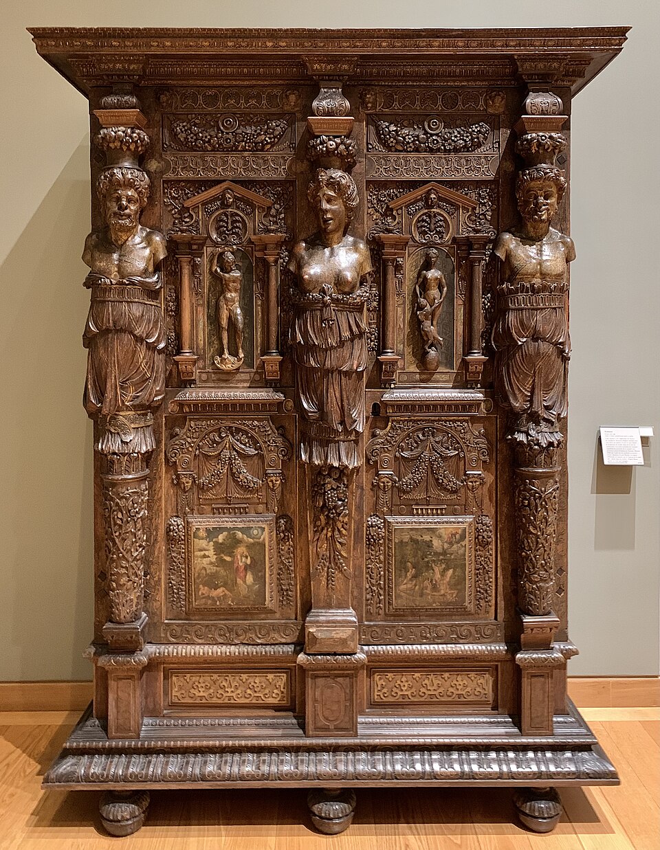Armoire de style Henri II ; vers 1580 ; noyer et chêne, partiellement dorée et peinte ; hauteur : 2,06 m, largeur : 1,50 m, profondeur : 0,60 m