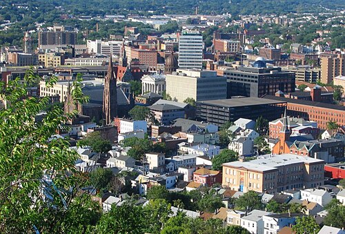 Paterson, parfois connue sous le nom de Silk City,[146] est devenue une destination de choix pour un bassin d'immigrants d'origine internationale diversifiée,[147][148] avec au moins 52 groupes ethniques distincts.[149]