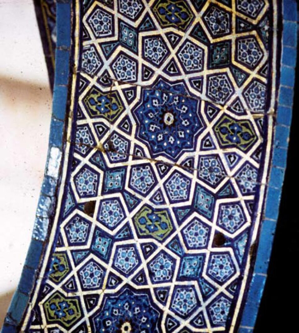 Une arche de la Mosquée Verte ottomane de Bursa, en Turquie (1424), ornée d'étoiles à dix branches (girih) et de pentagones.