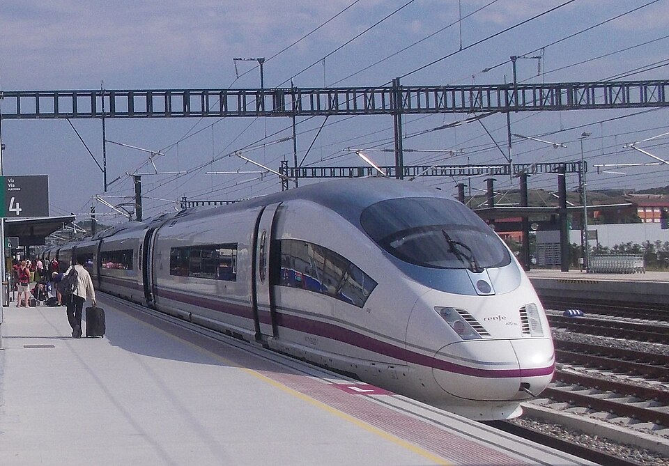 Une RENFE AVE S-103 (Siemens Velaro E) à la gare de Figueres Vilafant en 2013.