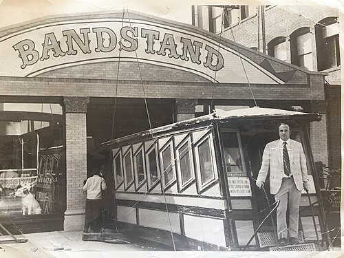 Sid Kastner debout sur le Sinaï devant « The Bandstand », où les deux voitures du funiculaire étaient stockées, 1969.