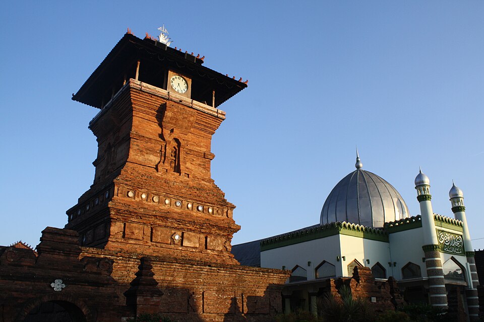 Mosquée Menara Kudus du XVIe siècle en Indonésie, montrant l'influence indienne