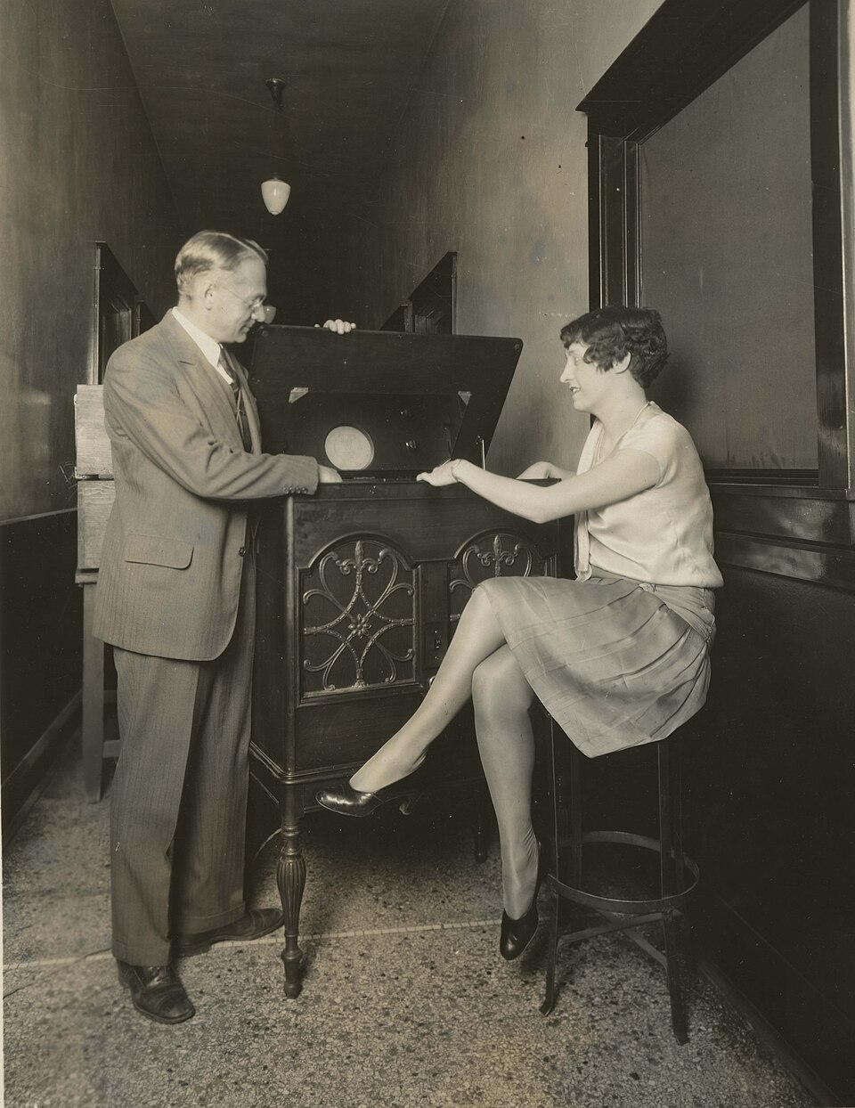 Vladimir K. Zworykin avec un des premiers téléviseurs expérimentaux