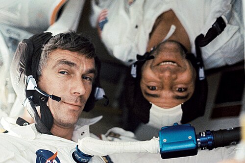 Casques Plantronics (SPENCOM) utilisés par les astronautes de la NASA Evans et Cernan, tous deux coiffés de casquettes « Snoopy », à bord du vaisseau spatial Apollo 17