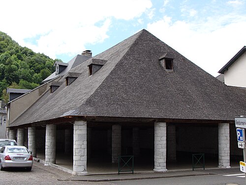 Halle de Campan [fr] qui fut construite par les Cagots locaux.